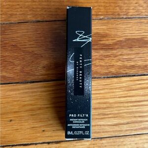 Fenty Pro Filt'r Instant Retouch Concealer 430.